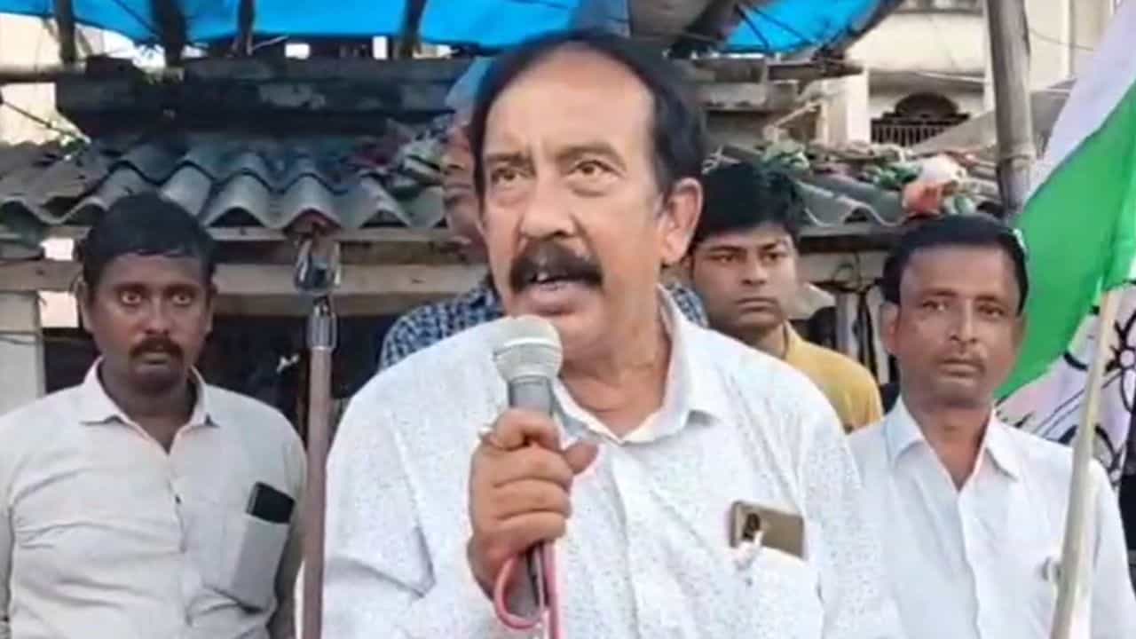 Burdwan: 'পিটিয়ে হাত-পা ভাঙব, পুলিশের কর্তব্য হাসপাতালে ভর্তি করানো', বিজেপিকে চরম হুঁশিয়ারি TMC নেতার Burdwan: 'পিটিয়ে হাত-পা ভাঙব, পুলিশের কর্তব্য হাসপাতালে ভর্তি করানো', বিজেপিকে চরম হুঁশিয়ারি TMC নেতার