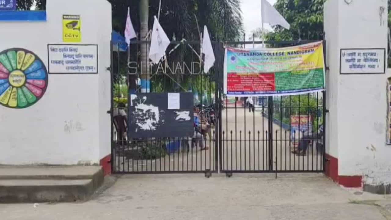 Blood donation camp: রক্তদান শিবিরের নামে তোলাবাজি! তৃণমূলের নামে থানায় গেল তৃণমূলই Blood donation camp: রক্তদান শিবিরের নামে তোলাবাজি! তৃণমূলের নামে থানায় গেল তৃণমূলই