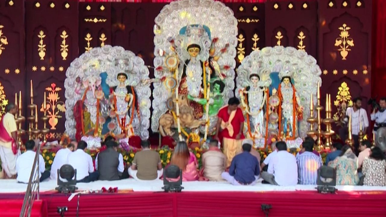 TV9 Festival Of India: সপ্তমীতে অনুষ্ঠানে ডিজে গুলাটি, সকাল থেকেই শুরু পুজো TV9 Festival Of India: সপ্তমীতে অনুষ্ঠানে ডিজে গুলাটি, সকাল থেকেই শুরু পুজো