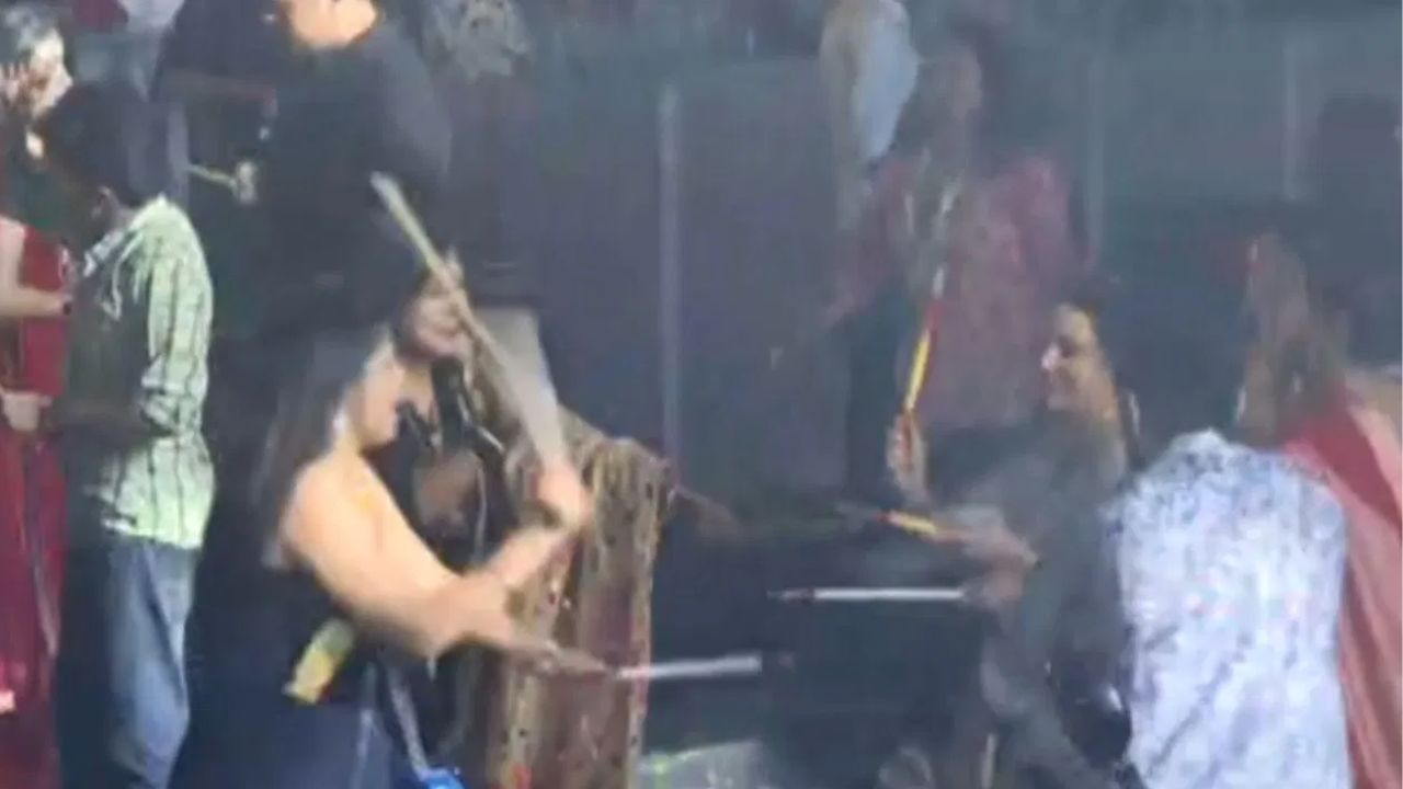 অংশগ্রহণকারীরা অত্যন্ত উৎসাহের সঙ্গে ডান্ডিয়া খেলায় মত্ত। উৎসবে যে তাঁরা মজেছেন, তা তাঁদের অভিব্যক্তিতেই স্পষ্ট।