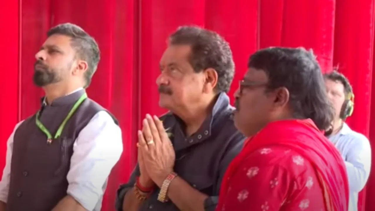 টিভি৯ ফেস্টিভ্যাল অব ইন্ডিয়ায় আসেন আগরার সাংসদ এসপি সিং বাঘেল। দুর্গাপ্রতিমা দর্শনের পর তিনি বলেন, এই ধরনের অনুষ্ঠান শিশুদের মধ্যে ধর্মীয় অনুভূতি জাগিয়ে তোলে।