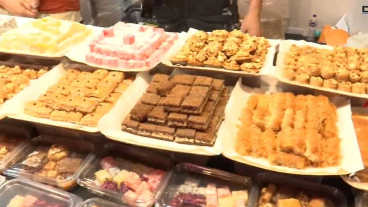 দুবাইয়ের বিখ্যাত মিষ্টির স্টলও রয়েছে এই উৎসবে। যেখানে বিভিন্ন ধরনের বিখ্যাত বাকলাভা এবং কুনাফার পাশাপাশি আরও অনেক মিষ্টি রয়েছে।