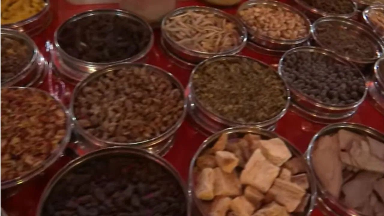 এখানে একটি আয়ুর্বেদিক স্টলও রয়েছে। যেখান থেকে আপনি দেশীয় ভেষজ কিনতে পারবেন।