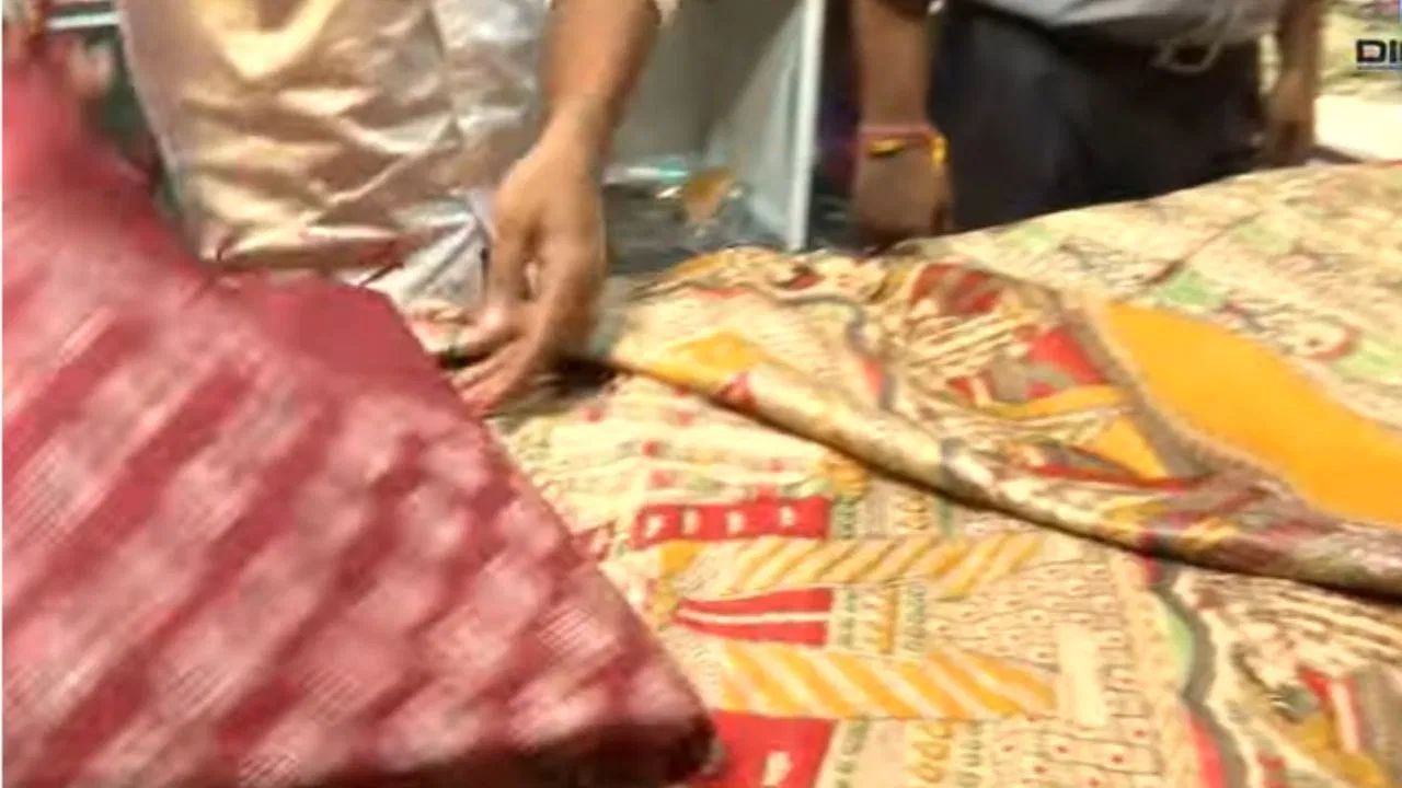 খাঁটি সিল্কের শাড়ি কিনতে চান? এই উৎসবে এসে তা কেনার সুযোগও রয়েছে।