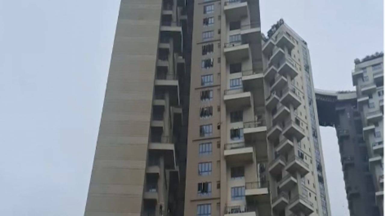 Tangra Case: ঘরে পড়ে আছে আধ খাওয়া মদের বোতল, ভোররাতে ২৫ তলা থেকে সটান ঝাঁপ, ট্যাংরায় মৃত্যু তরুণীর