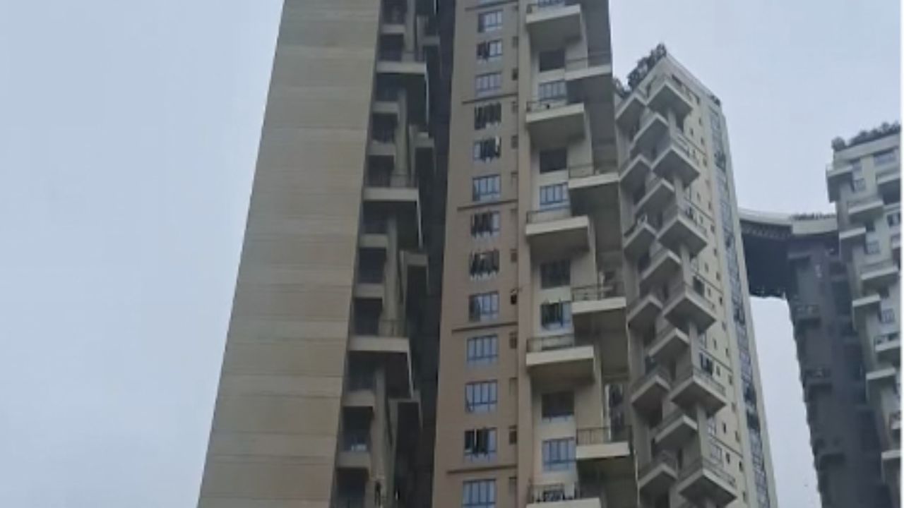 Tangra Case: ঘরে পড়ে আছে আধ খাওয়া মদের বোতল, ভোররাতে ২৫ তলা থেকে সটান ঝাঁপ, ট্যাংরায় মৃত্যু তরুণীর Tangra Case: ঘরে পড়ে আছে আধ খাওয়া মদের বোতল, ভোররাতে ২৫ তলা থেকে সটান ঝাঁপ, ট্যাংরায় মৃত্যু তরুণীর