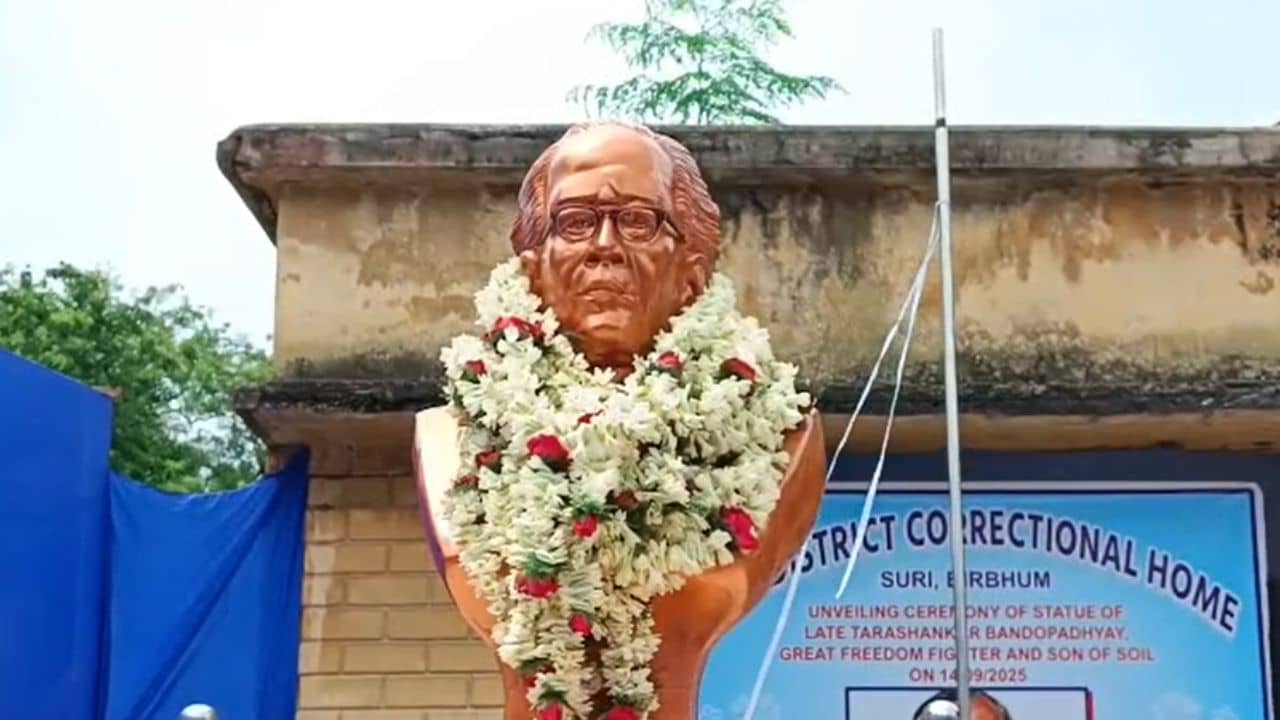 Birbhum: একটা নান্দনিক পুতুল হয়েছে, সংশোধনাগারে তারাশঙ্করের মূর্তি ঘিরে বিতর্ক