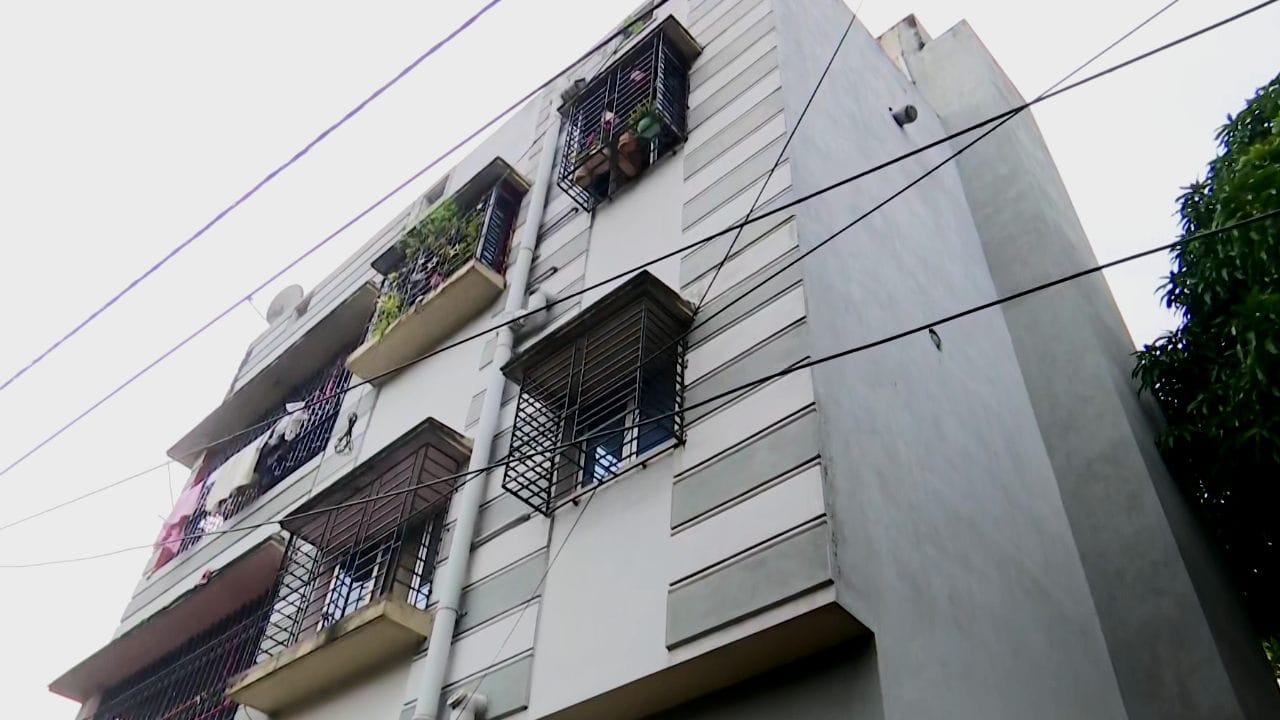 Theft in Bansdroni: দিনেদপুরে সাড়ে ৪ লক্ষ টাকার গয়না নিয়ে চম্পট দিল দুষ্কৃতীরা, পরপর চুরির ঘটনায় চিন্তা বাড়ছে বাঁশদ্রোণীতে Theft in Bansdroni: দিনেদপুরে সাড়ে ৪ লক্ষ টাকার গয়না নিয়ে চম্পট দিল দুষ্কৃতীরা, পরপর চুরির ঘটনায় চিন্তা বাড়ছে বাঁশদ্রোণীতে