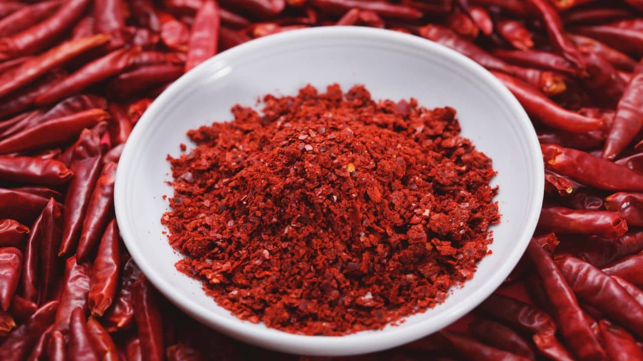 Cooking Tips: রান্নায় লঙ্কা গুঁড়ো বেশি পড়ে গিয়েছে? ঘরোয়া টিপসেই হবে মুশকিল আসান