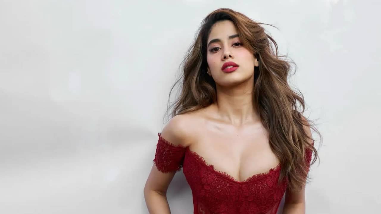 নজরে জাহ্নবী কাপুর! বিশেষ কন্ডোম তৈরি করছেন জনপ্রিয় ব্যবসায়ী