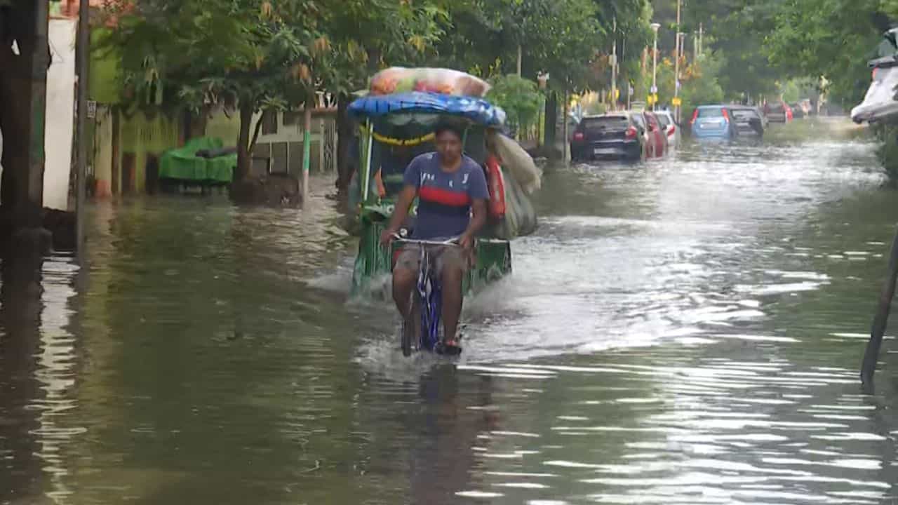 Waterlogging: কলকাতার জল কি নেমেছে? আজও কি ভুগতে হবে শহরবাসীকে? Waterlogging: কলকাতার জল কি নেমেছে? আজও কি ভুগতে হবে শহরবাসীকে?