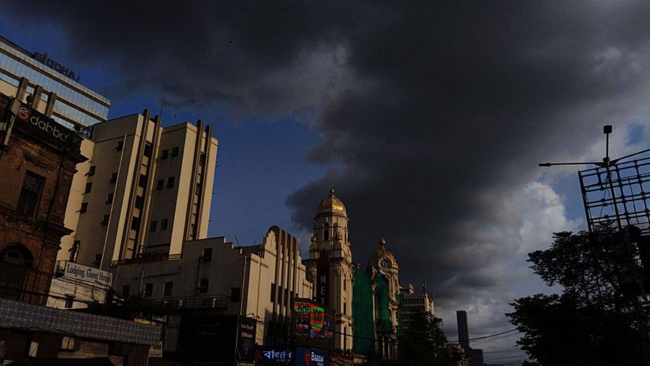 Kolkata Weather: সময়ের আগেই চলে এল বৃষ্টি? অষ্টমীর আকাশে জমা কালো মেঘ