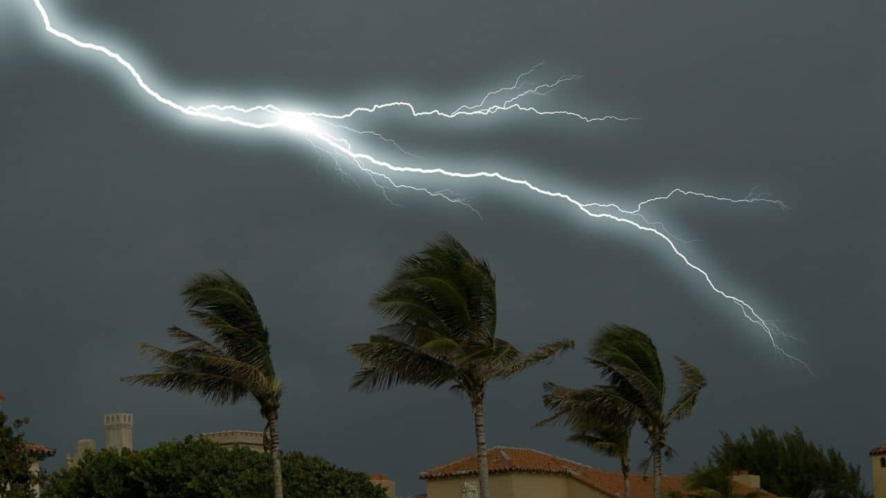 West Bengal Weather: দানা বাঁধছে নিম্নচাপ, আকাশে মেঘের ঢেউ! স্কোয়াল ফ্রন্ট ডাকল বিপদ