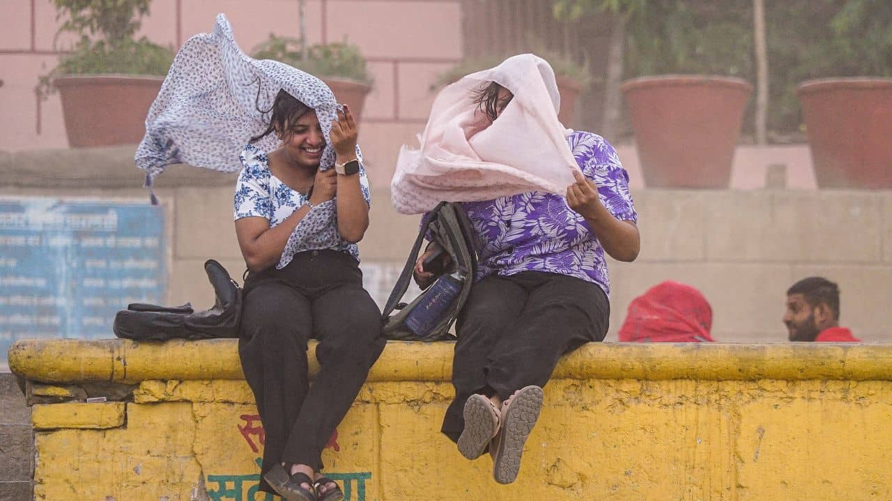 West Bengal Weather: ঝলমলে আকাশের খেলা ঘুরবে মঙ্গলবার থেকেই, বাংলার জন্য নতুন কী আপডেট দিল হাওয়া অফিস