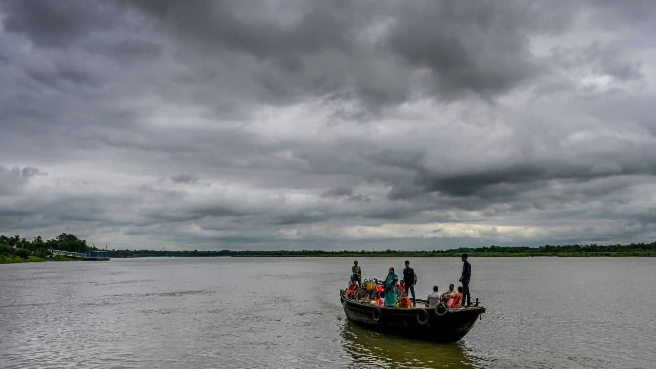 West Bengal Weather: শক্তি বাড়াচ্ছে নিম্নচাপ, বাংলার কপালে কি ফের দুর্যোগ? আজ কোথায় কোথায় বৃষ্টি হবে, বলে দিল হাওয়া অফিস