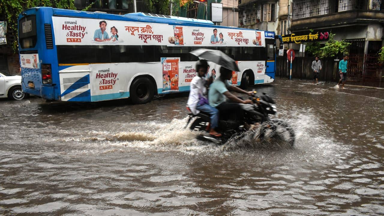 West Bengal latest weather update: ঢাল-তরোয়াল নিয়ে তৈরি সে, চতুর্থীতেই জন্ম নেবে সাগরে, ভেসে যাবে এই এই জেলা