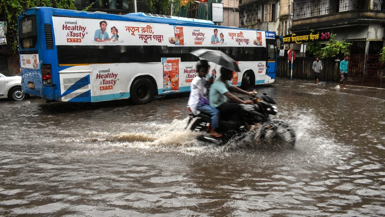 West Bengal latest weather update: ঢাল-তরোয়াল নিয়ে তৈরি সে, চতুর্থীতেই জন্ম নেবে সাগরে, ভেসে যাবে এই এই জেলা West Bengal latest weather update: ঢাল-তরোয়াল নিয়ে তৈরি সে, চতুর্থীতেই জন্ম নেবে সাগরে, ভেসে যাবে এই এই জেলা