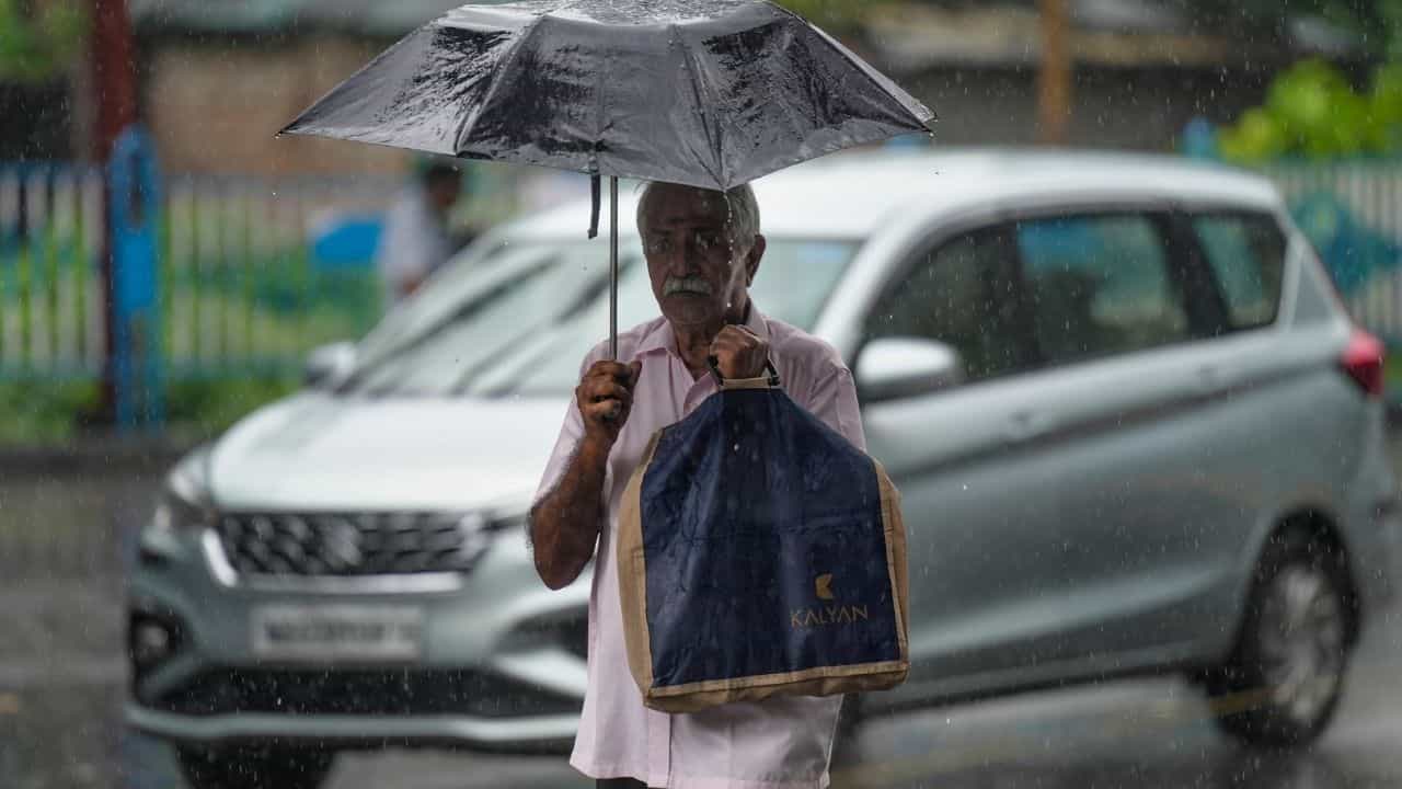 West Bengal Weather: জারি হয়ে গেল সতর্কতা, আজ থেকেই বদলে যাচ্ছে আবহাওয়ার খেলা, জেনে নিন লেটেস্ট আপডেট West Bengal Weather: জারি হয়ে গেল সতর্কতা, আজ থেকেই বদলে যাচ্ছে আবহাওয়ার খেলা, জেনে নিন লেটেস্ট আপডেট