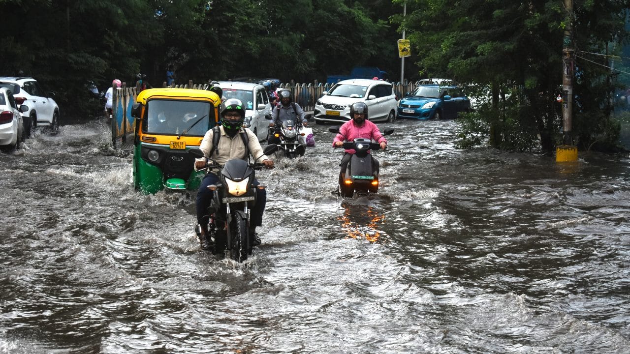 Rain Forecast: পাক খেতে শুরু করেছে নিম্নচাপ, নতুন সপ্তাহে কোন কোন জেলায় কতটা বৃষ্টি হবে? Rain Forecast: পাক খেতে শুরু করেছে নিম্নচাপ, নতুন সপ্তাহে কোন কোন জেলায় কতটা বৃষ্টি হবে?