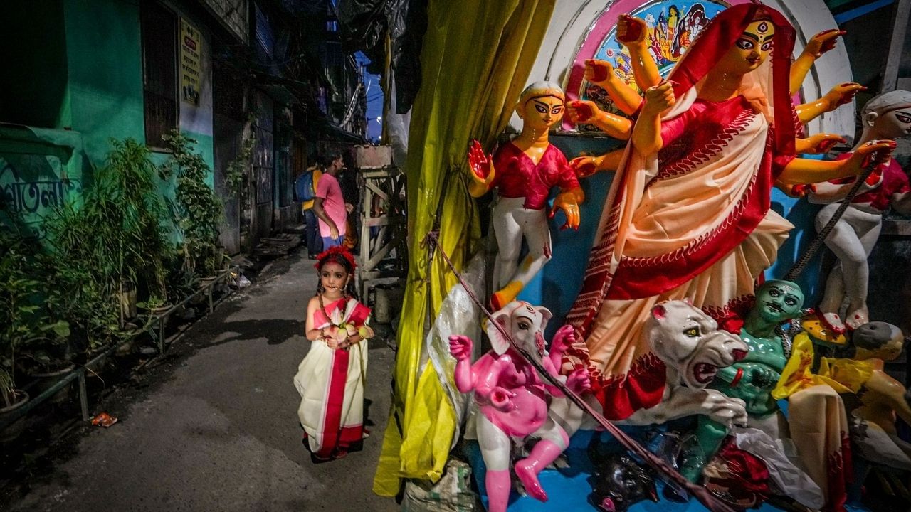 West Bengal Weather Forecast: সব নিম্নচাপ জেঁকে ধরছে বাংলাকে, পুজোর এই দিন থেকে বাড়বে বৃষ্টি, বলে দিল হাওয়া অফিস West Bengal Weather Forecast: সব নিম্নচাপ জেঁকে ধরছে বাংলাকে, পুজোর এই দিন থেকে বাড়বে বৃষ্টি, বলে দিল হাওয়া অফিস