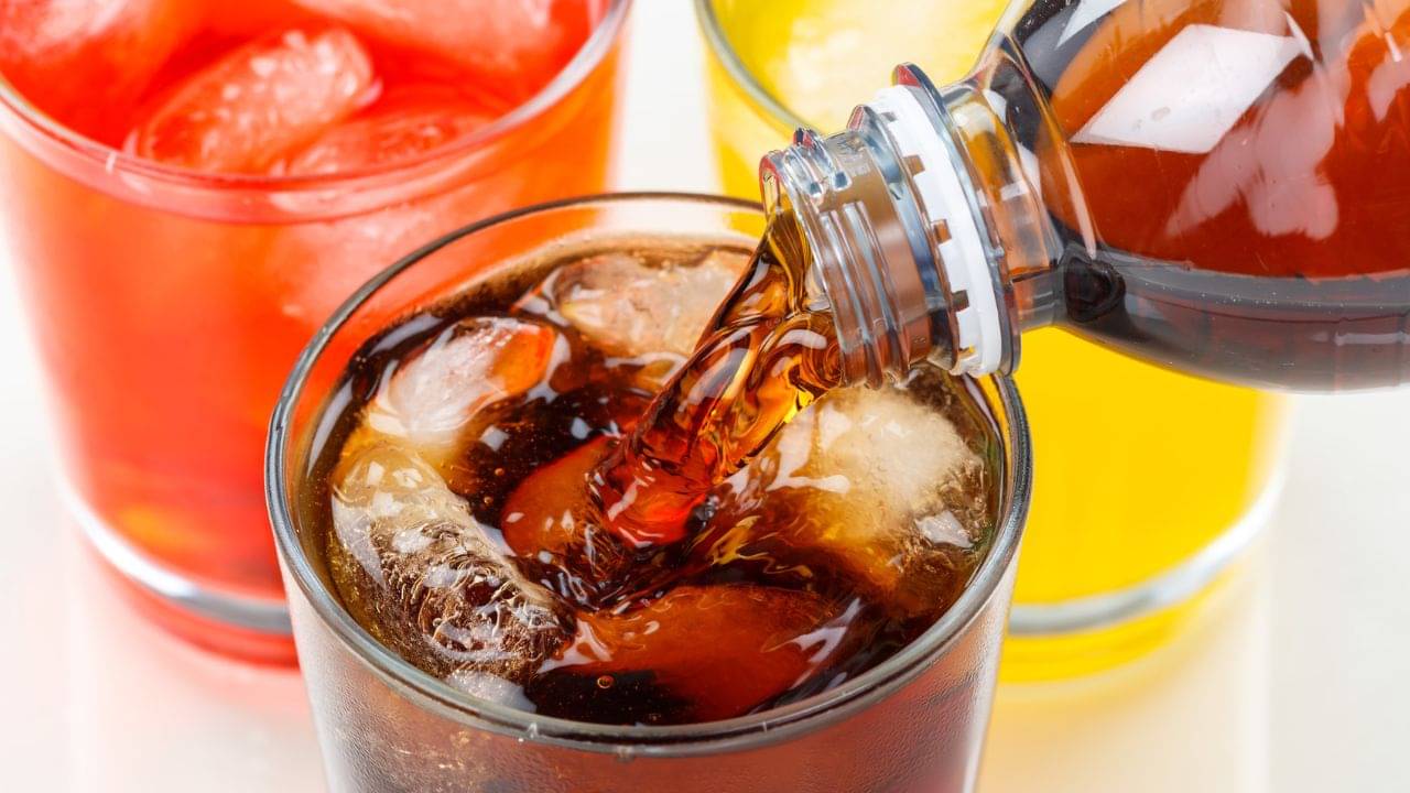 Durga Puja 2025: ঠাকুর দেখতে বেরিয়ে যখন তখন কোল্ড ড্রিঙ্কস খাচ্ছেন? শরীরের ভেতরে যা ঘটছে...