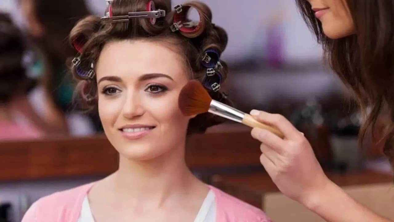 মেকআপ না তুলেই ঘুমিয়ে পড়ছেন! চরম বিপদ ঘটার আগে সাবধান হন