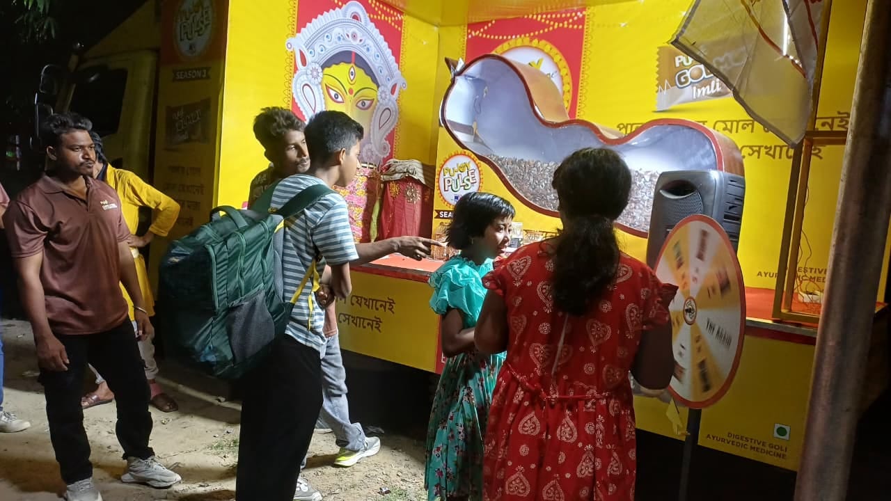 অনেকেরই মনে পড়ে যাচ্ছে ছোট্টবেলার স্মৃতি। ৪ তারিখ পুজোয় পালসের ট্যাবলো গেল সাউট সিটি কলেজ আর দক্ষিণাপনে। ট্যাবলো ঘিরে উপচে পড়া ভিড়।