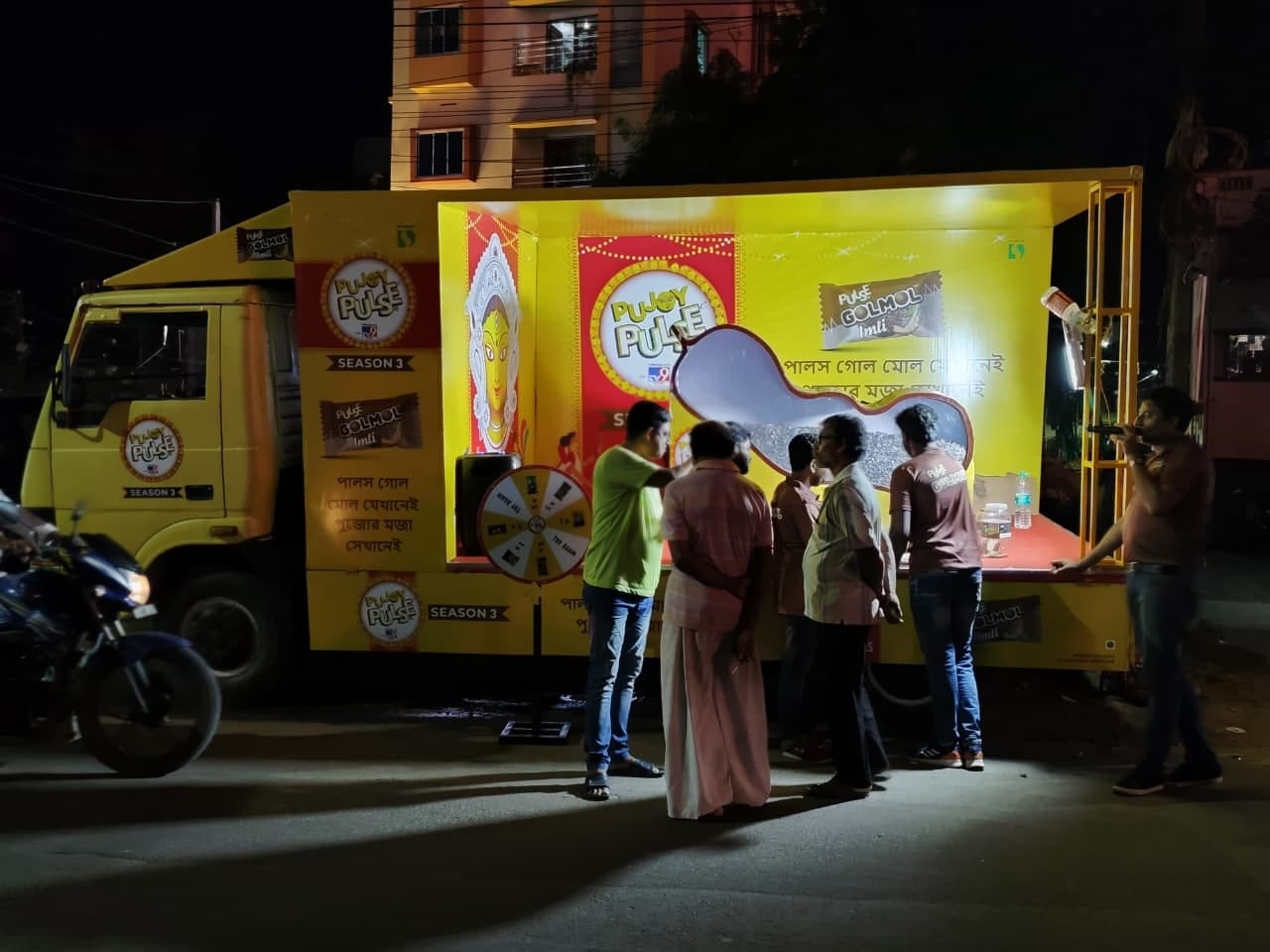 পুজোর উন্মাদনা শুরু হয়ে গিয়েছে। চলছে জোর কদমে কেনাকাটা, প্যান্ডেলে শেষ মুহূর্তের প্রস্তুতি। আর কেনাকাটার ফাঁকে খাওয়াদাওয়া।