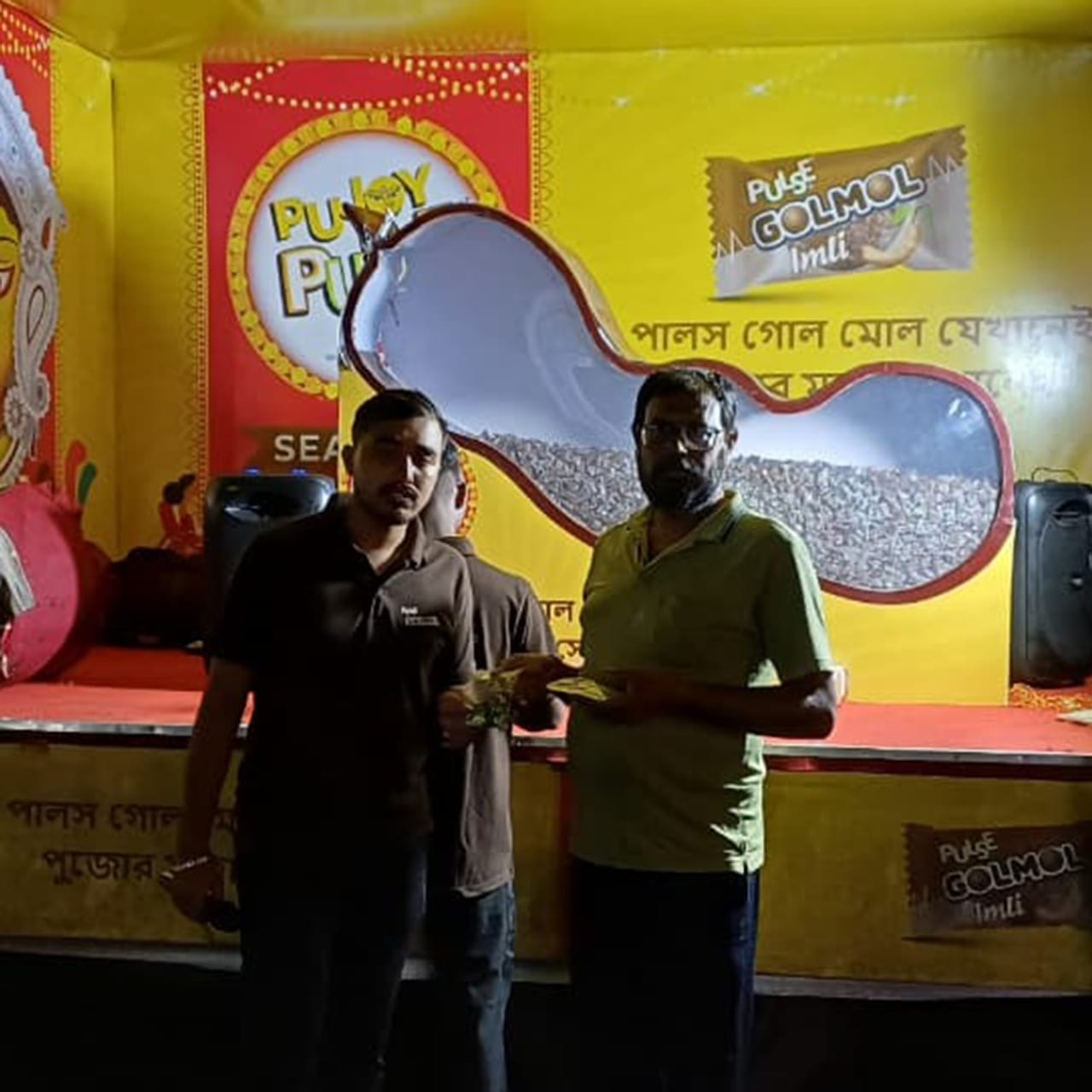 পুজোর উন্মাদনা শুরু হয়ে গিয়েছে। চলছে জোর কদমে কেনাকাটা, প্যান্ডেলে শেষ মুহূর্তের প্রস্তুতি। আর কেনাকাটার ফাঁকে খাওয়াদাওয়া।