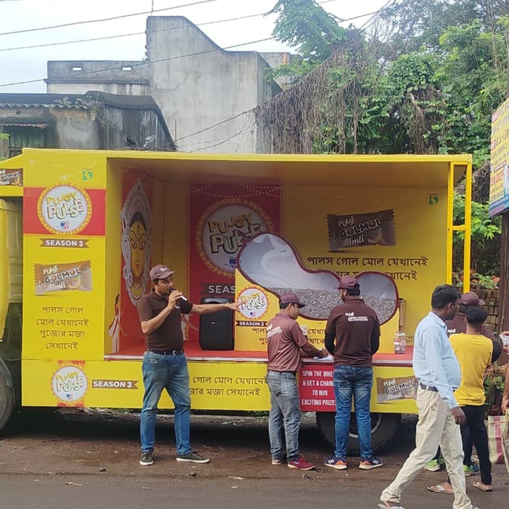 বিশ্বকর্মা পুজোর দিন ট্যাবলো ঘুর বহরমপুরের একাধিক জায়গায়। ট্যাবলো দেখেই মানুষের ভিড়।