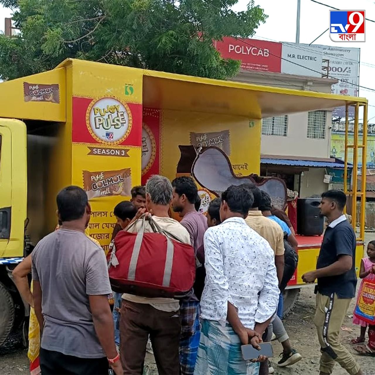 হাতে গোনা আর কয়েকদিন। পুজোর উন্মাদনা শুরু, আর শেষ পর্যায়ে পুজোর প্রস্তুতি। শেষ মুহূর্তের প্রস্তুতি। আর কেনাকাটার ফাঁকে খাওয়াদাওয়া।
