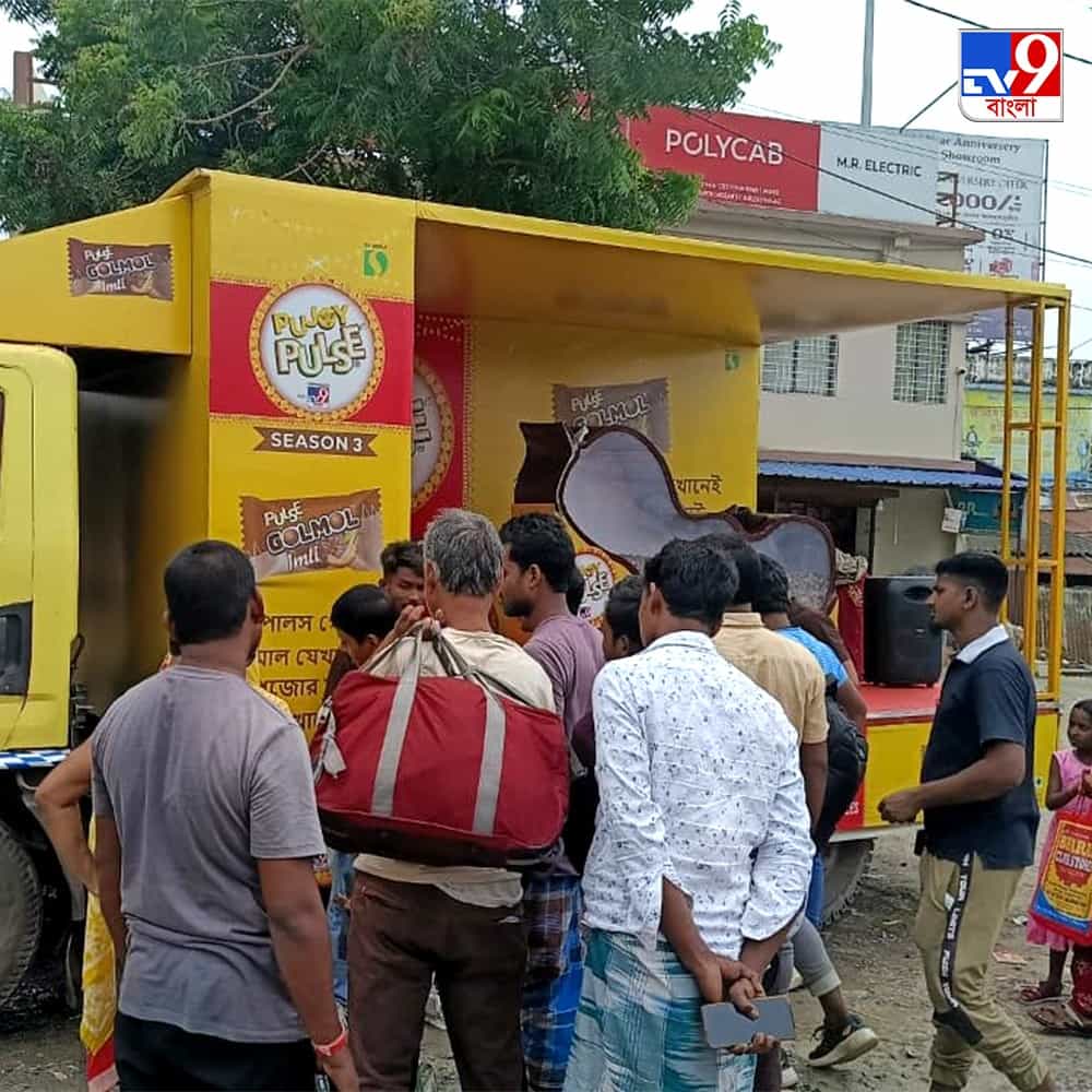 হাতে গোনা আর কয়েকদিন। পুজোর উন্মাদনা শুরু, আর শেষ পর্যায়ে পুজোর প্রস্তুতি। শেষ মুহূর্তের প্রস্তুতি। আর কেনাকাটার ফাঁকে খাওয়াদাওয়া।
