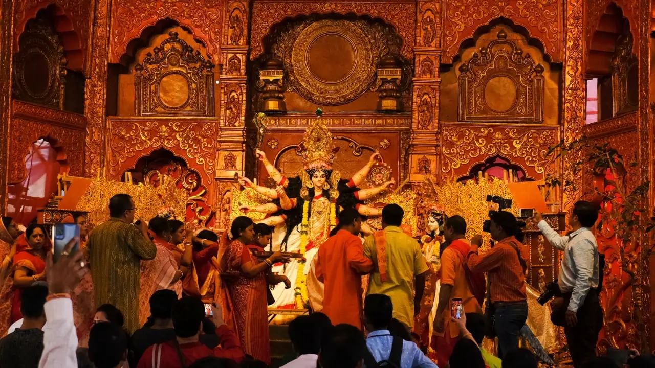 দুর্গাপুজোয় নিয়ম মেনে এই কাজ করুন, সুখে-শান্তিতে থাকবে পরিবার