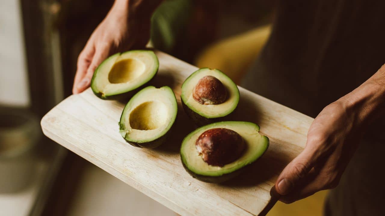 Avocado: অ্যাভোকাডো সকলের জন্য নয় সুপারফুড, কারা খেলে ডেকে আনবেন বিপদ?