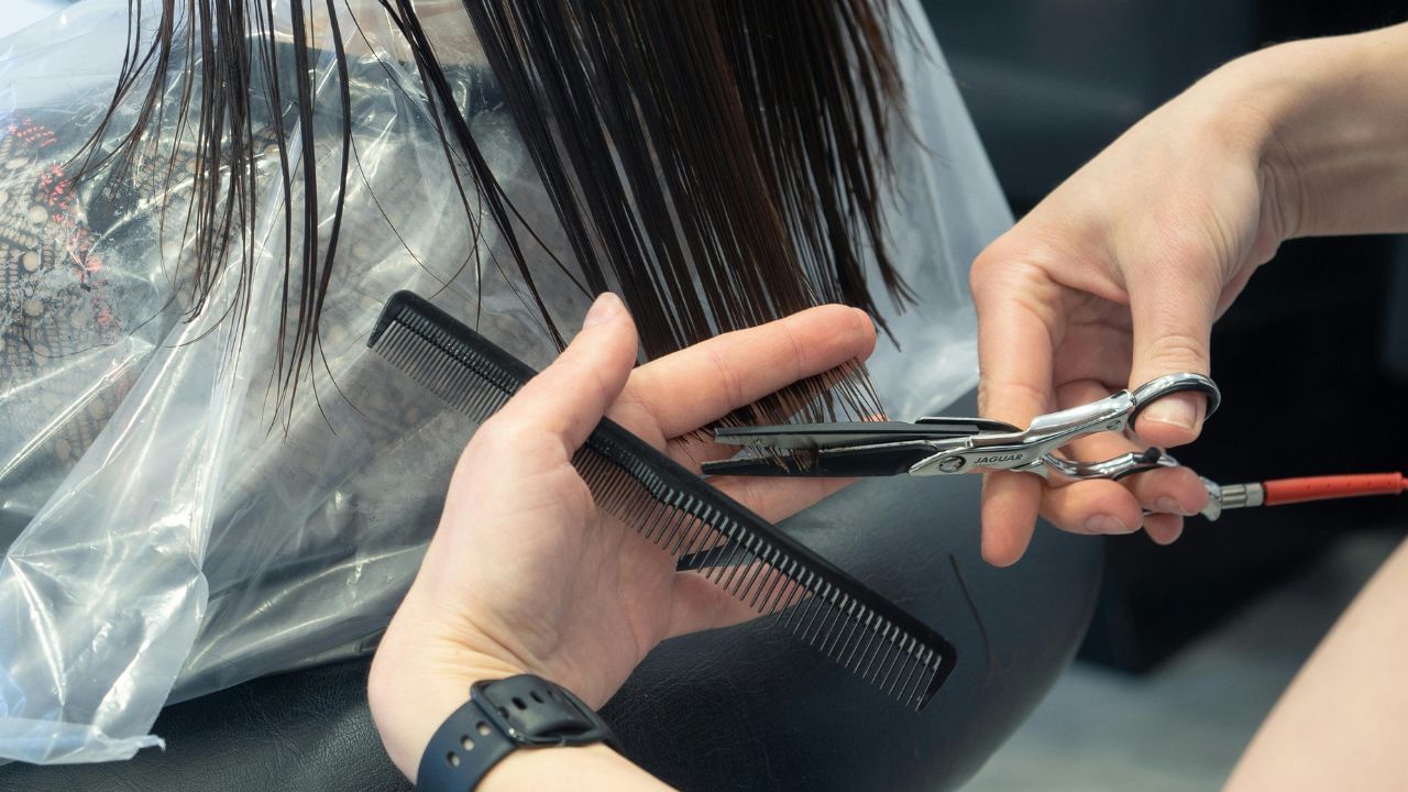 Astro Tips: সূর্যাস্তের পর চুল কাটা মানেই ঘোর বিপদ? জেনে নিন জ্যোতিষশাস্ত্র কী বলছে…