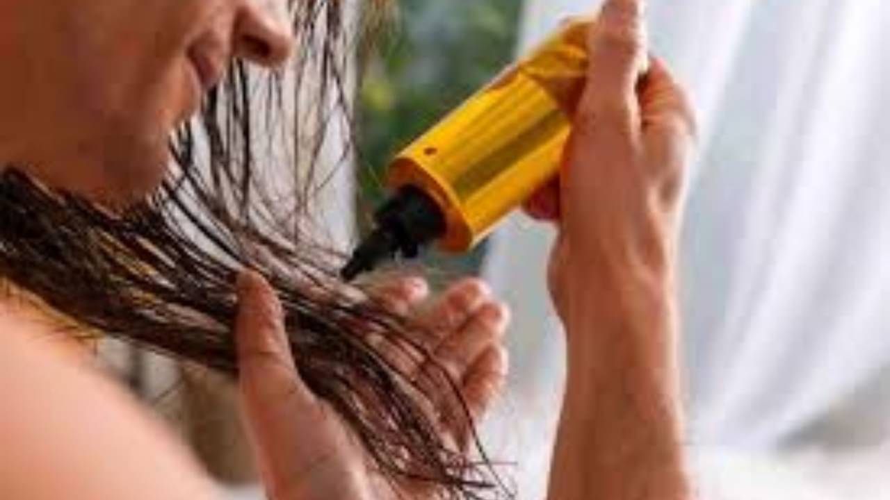 খুশকি নিয়ে নাজেহাল? রোজ  এভাবে মাখুন তেল