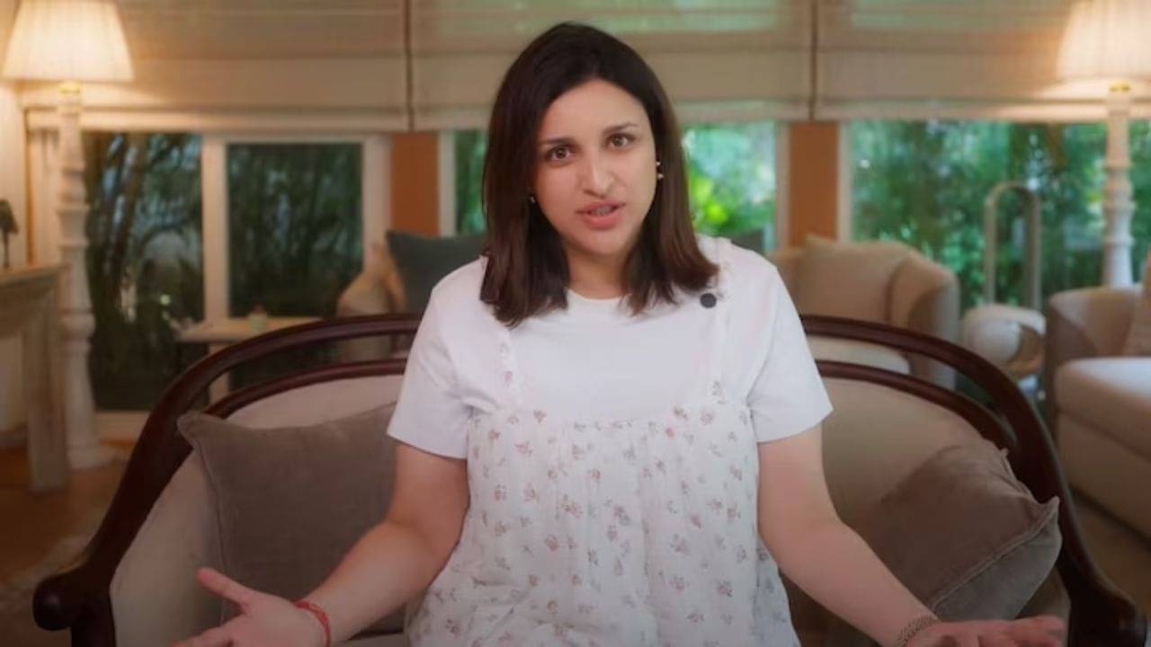 বেবিবাম্প নিয়েই আচমকা ক্যামেরার সামনে পরিণীতি চোপড়া! কোনও বিশেষ খবর?