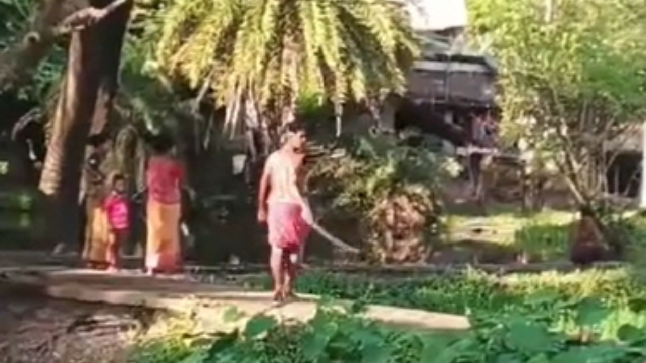 Canning: অস্ত্র হাতে দৌড়, ক্লাবের জায়গা দখলের অভিযোগ ঘিরে রণক্ষেত্র ক্যানিং Canning: অস্ত্র হাতে দৌড়, ক্লাবের জায়গা দখলের অভিযোগ ঘিরে রণক্ষেত্র ক্যানিং