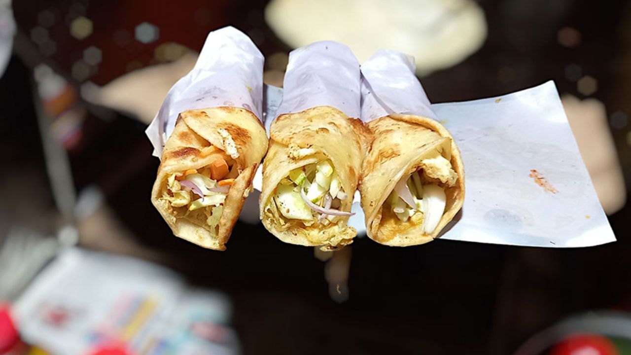 Durga Puja Food: রোল-বিরিয়ানি, সব খেয়েও পুজোয় নিজেকে সুস্থ রাখবেন কীভাবে? রইল টিপস Durga Puja Food: রোল-বিরিয়ানি, সব খেয়েও পুজোয় নিজেকে সুস্থ রাখবেন কীভাবে? রইল টিপস