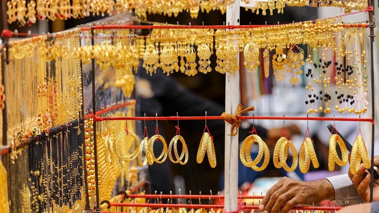Gold Price on 18 September: লক্ষ্মীবারেই সোনা-রুপোর দামে পতন, পুজোর আগে এটাই গহনা কেনার সেরা সময় Gold Price on 18 September: লক্ষ্মীবারেই সোনা-রুপোর দামে পতন, পুজোর আগে এটাই গহনা কেনার সেরা সময়