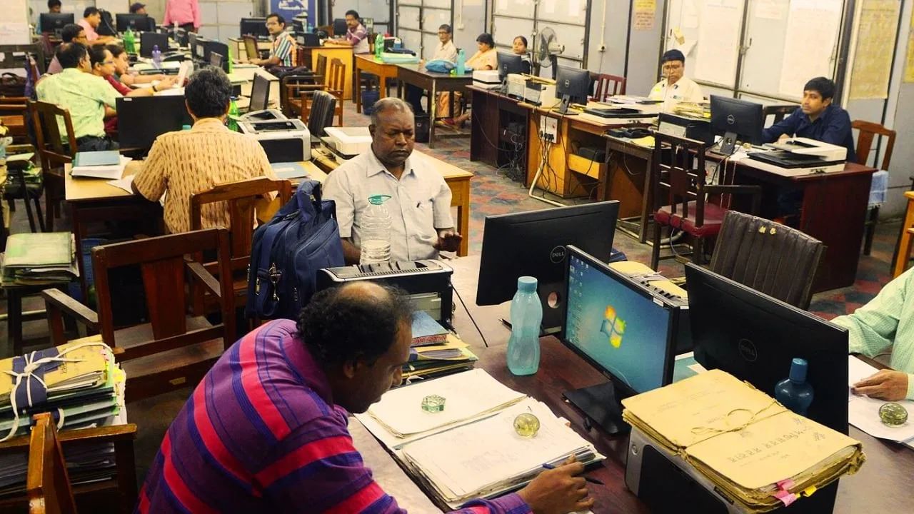Government Employees Salary: পুজোর বড় ‘উপহার’ রাজ্য সরকারের! মাস শেষের আগেই বেতন পাবেন কর্মীরা