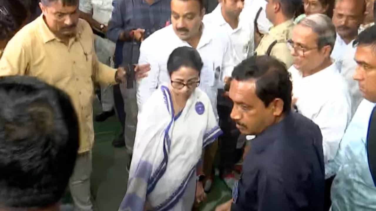 Mamata Banerjee: তৃণমূলের মঞ্চ খুলল সেনা, ছুুটে গেলেন মমতা Mamata Banerjee: তৃণমূলের মঞ্চ খুলল সেনা, ছুুটে গেলেন মমতা