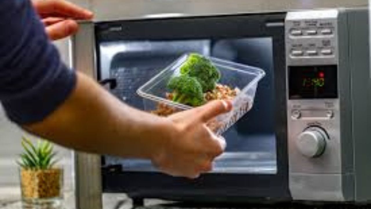 প্লাস্টিকের কৌট করে মাইক্রোওয়েভে খাবার গরম করা  প্লাস্টিকে রাখা খাবার মাইক্রোওয়েভে গরম করলে BPA ও ফ্যাথালেটস এর মতো রাসায়নিক বের হতে পারে। এগুলো হরমোনের ভারসাম্য নষ্ট করে ক্যানসারের ঝুঁকি বাড়ায়। অল্প মাত্রায় হলেও দীর্ঘমেয়াদী এক্সপোজার অন্তঃস্রাবী কার্যক্রম বিঘ্নিত করতে পারে।