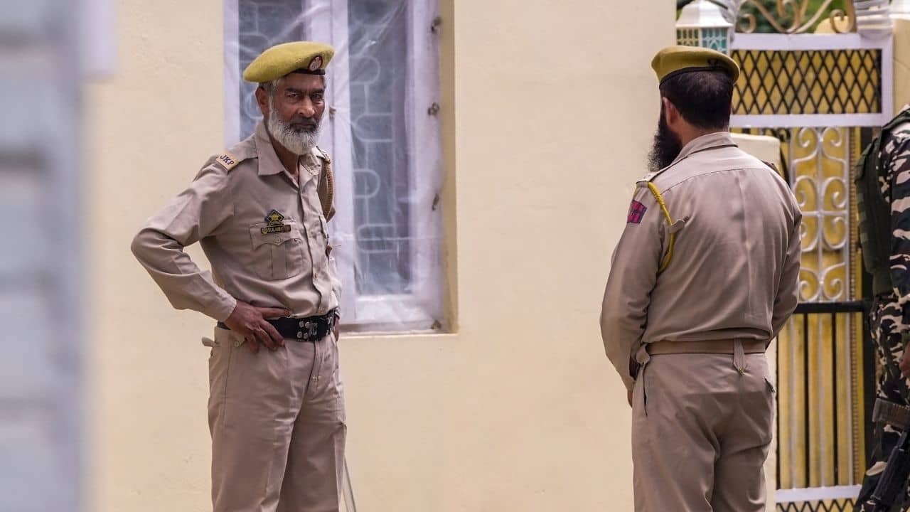 Police Bribe: মর্ডান পুলিশ, ২৫ হাজার ঘুষ নিলেন অনলাইনে! প্রমাণ মুছতে যা করতেন...