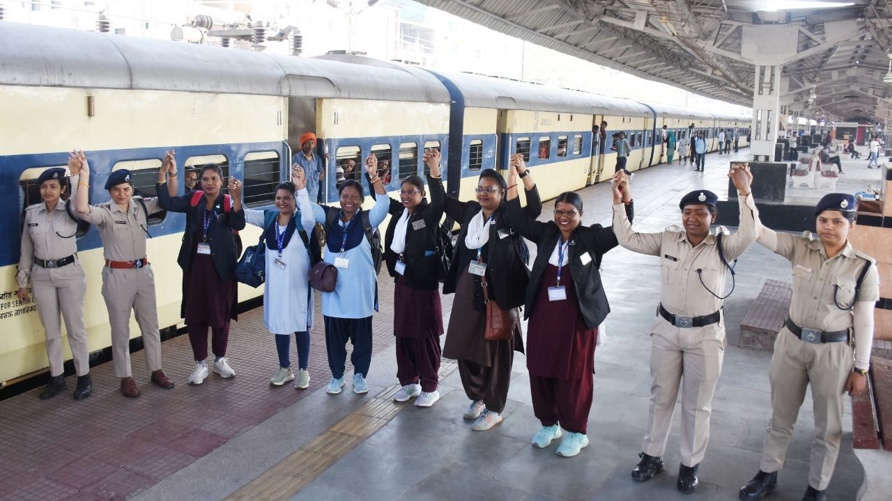 Railways Bonus: কেন্দ্রের দিওয়ালি উপহার, ১০ লক্ষ রেলকর্মীর জন্য বোনাস ঘোষণা Railways Bonus: কেন্দ্রের দিওয়ালি উপহার, ১০ লক্ষ রেলকর্মীর জন্য বোনাস ঘোষণা