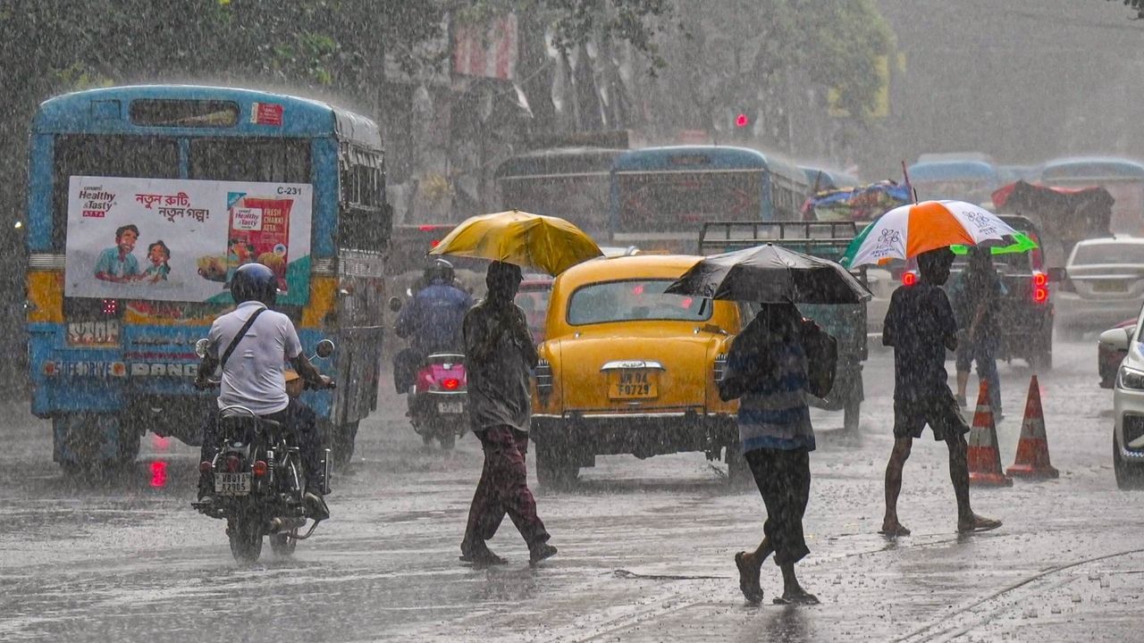West Bengal Weather: পুজোর মুখে আবহাওয়ার গুগলি! উত্তরবঙ্গে বৃষ্টি শেষ, এবার খেলা শুরু হবে দক্ষিণবঙ্গে, আজ কোন কোন জেলা ভাসবে, জেনে নিন West Bengal Weather: পুজোর মুখে আবহাওয়ার গুগলি! উত্তরবঙ্গে বৃষ্টি শেষ, এবার খেলা শুরু হবে দক্ষিণবঙ্গে, আজ কোন কোন জেলা ভাসবে, জেনে নিন