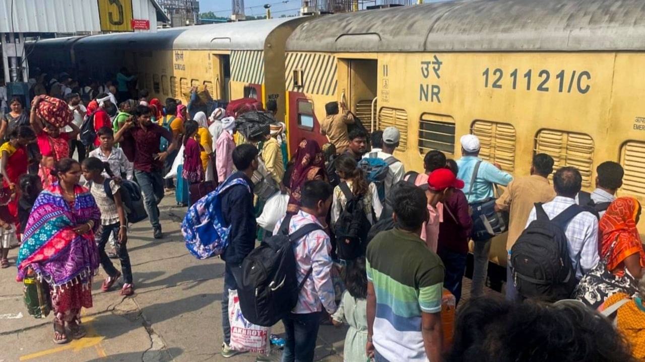 Train Seat Availability: ট্রেনের কোন কোচে কটা সিট ফাঁকা? টিকিট বুকিংয়ের আগেই দেখে নিন এই সহজ উপায়ে