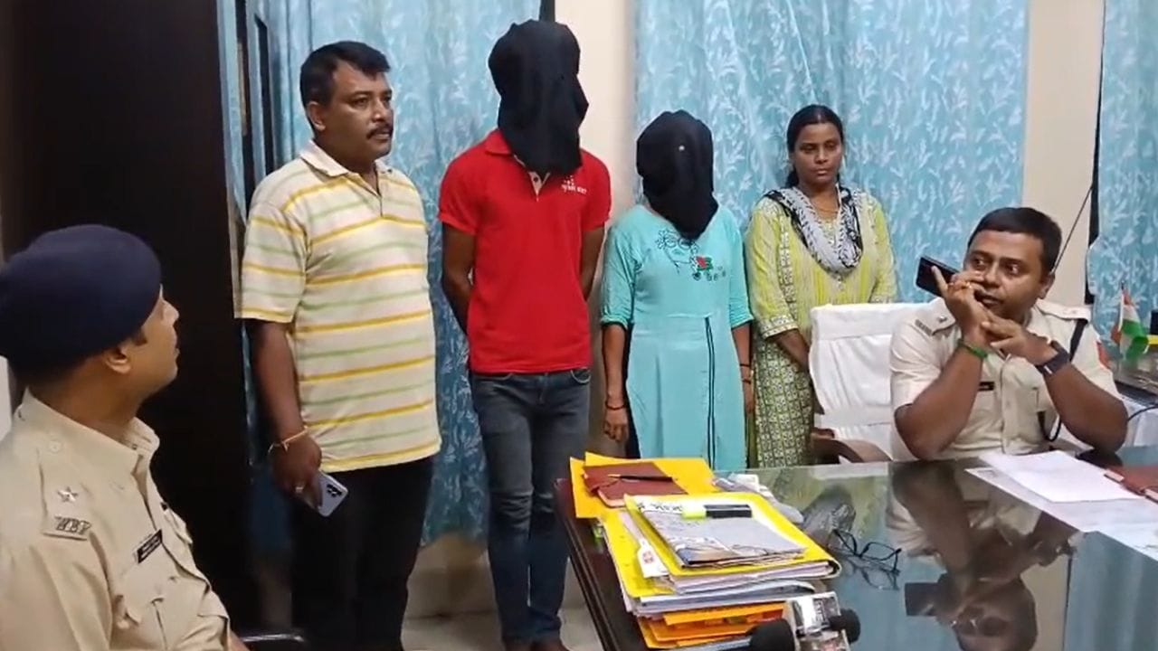 Jalpaiguri: ১০০০ টাকার জন্য জলপাইগুড়িতে টোটোচালককে খুন? হাওড়া থেকে প্রেমিকা-সহ অভিযুক্তকে ধরল পুলিশ Jalpaiguri: ১০০০ টাকার জন্য জলপাইগুড়িতে টোটোচালককে খুন? হাওড়া থেকে প্রেমিকা-সহ অভিযুক্তকে ধরল পুলিশ