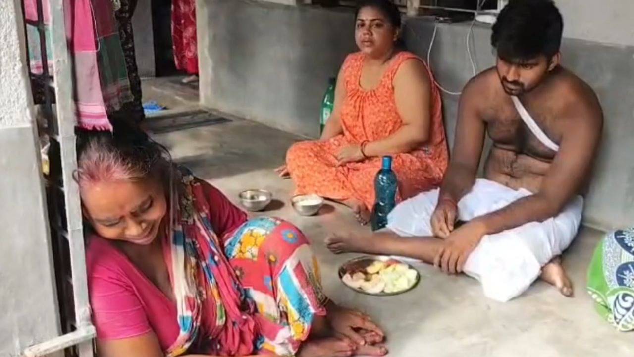 Diamond Harbour: পোলট্রি ফার্মে মদের আসর বসিয়েছেন দুই বেয়াই, ২ পেগ খেতেই মৃত্যুর কোলে ঢলে পড়লেন