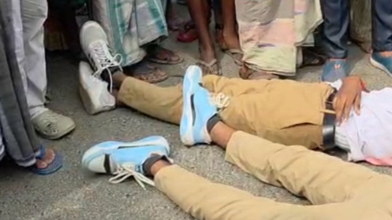 Malda: সাতসকালে বেপরোয়া চার চাকা পিষে দিল ২ তরতাজা উচ্চমাধ্যমিক পরীক্ষার্থীকে Malda: সাতসকালে বেপরোয়া চার চাকা পিষে দিল ২ তরতাজা উচ্চমাধ্যমিক পরীক্ষার্থীকে